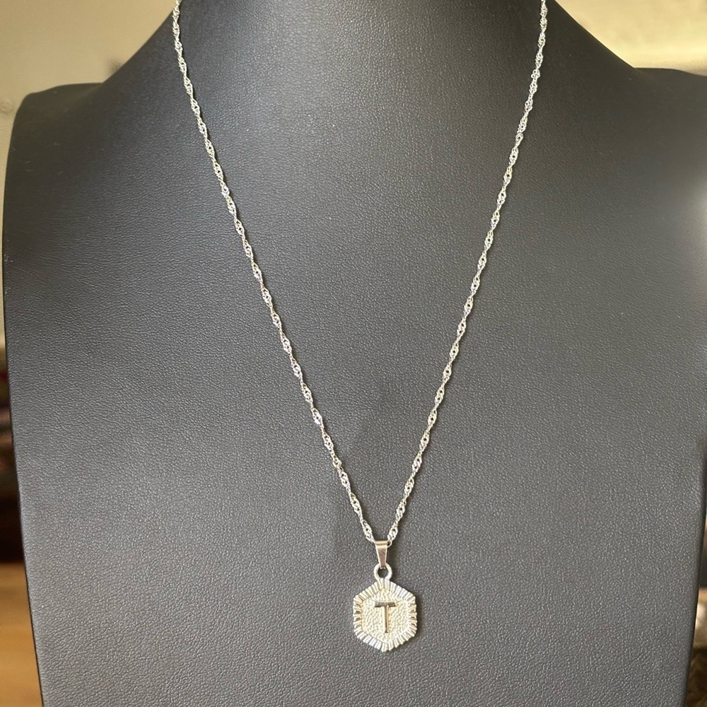 Elegant Silver “T” Pendant Necklace NIP - Picture 1 of 2